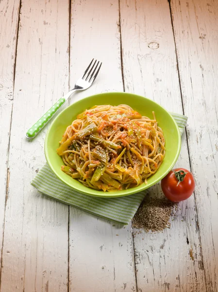 Spaghetti with tomatoes green pepper and sesame seeds — Stock Photo, Image