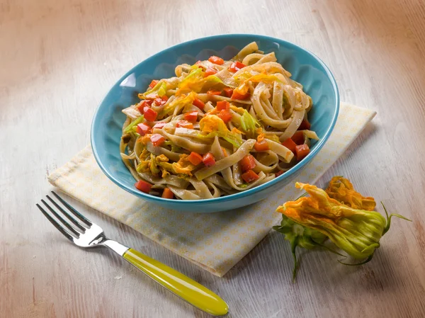 Tagliatelle with zucchinis flowers and capsicum — Stock Photo, Image