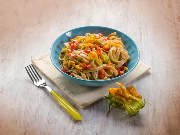 Tagliatelle com flores de abobrinha e capsicum — Fotografia de Stock