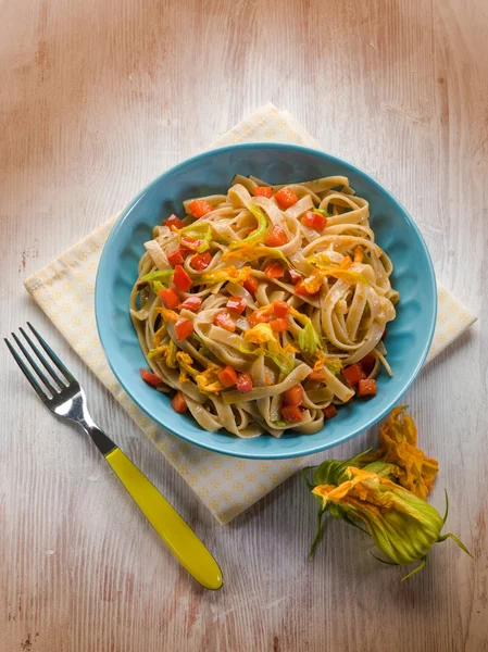 Tagliatelle with zucchinis flowers and capsicum — Stock Photo, Image