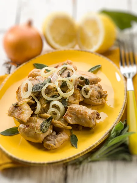 Fleischgulasch mit Salbeizwiebeln und Zitrone — Stockfoto