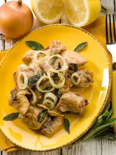 Daging rebus dengan bawang bombay dan lemon — Stok Foto