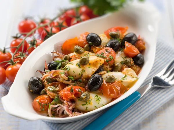 Кальмары с помидорами оливки и каперсы, избирательный фокус — стоковое фото