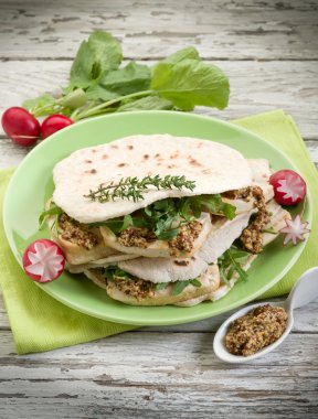 Vejetaryen sandviç, Çapati tofu roka ve hardal ile