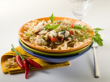 makarna hake, sıcak biber ve maydanoz ile