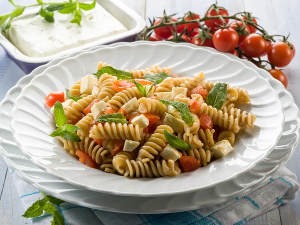 Pasta con formaggio feta pomodori freschi e foglia di menta — Foto Stock