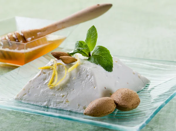 Ricotta pudding with almond, honey and mint leaf — Stock Photo, Image