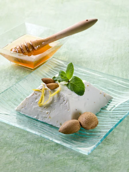 Ricotta puding, mandula, a méz és a menta levél — Stock Fotó