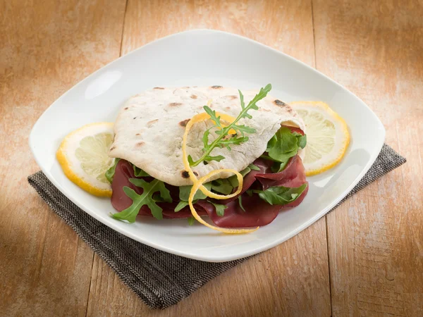 Roti (gerecht) sandwich met bresaola en rucola salade — Stockfoto