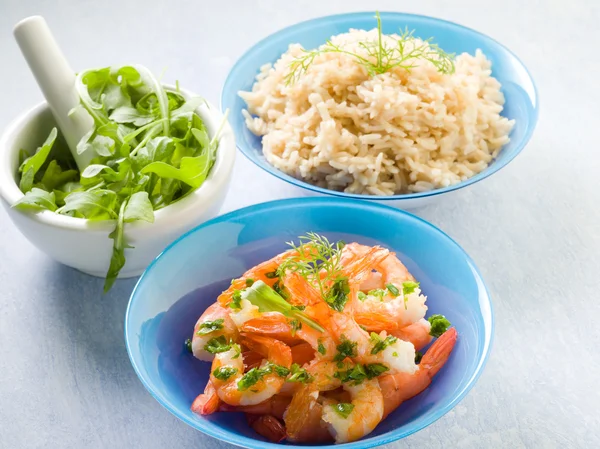 Camarones con arroz y rúcula — Foto de Stock