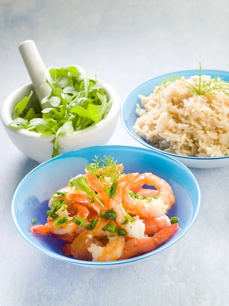 Shrimp with rice and arugula — Stock Photo, Image