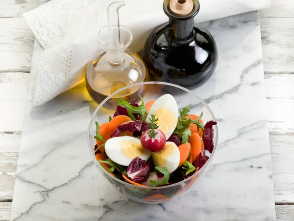 Mixed salad with arugula carrot and egg — Stock Photo, Image