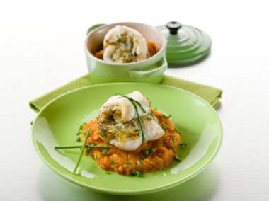 morina fileto püresi havuç üzerinde otlar ile doldurulmuş heatlhy gıda