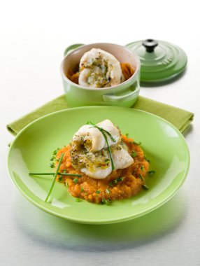 morina fileto püresi havuç üzerinde otlar ile doldurulmuş heatlhy gıda