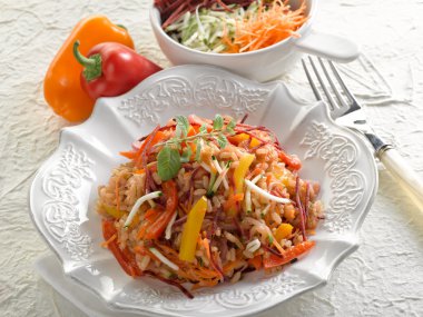 Risotto ile karışık sebze, sağlıklı gıda dilimlenmiş