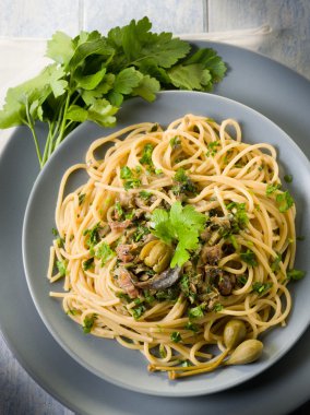 Spagetti hamsi maydanoz ve Kapari