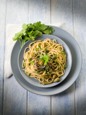 Spagetti hamsi maydanoz ve Kapari