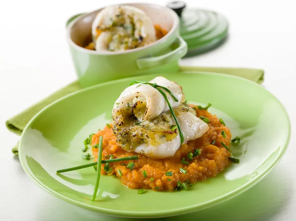 morina fileto püresi havuç üzerinde otlar ile doldurulmuş heatlhy gıda