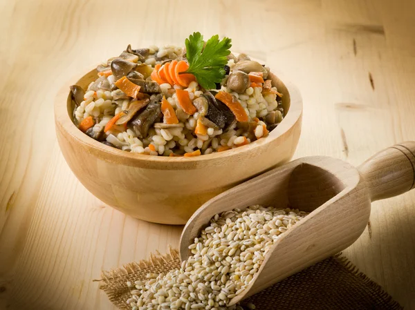 Korn risotto med svamp och morot — Stockfoto