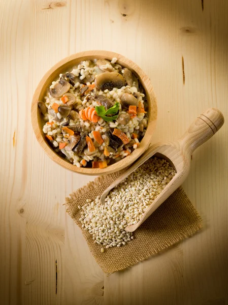 Risotto de cebada con setas y zanahoria —  Fotos de Stock