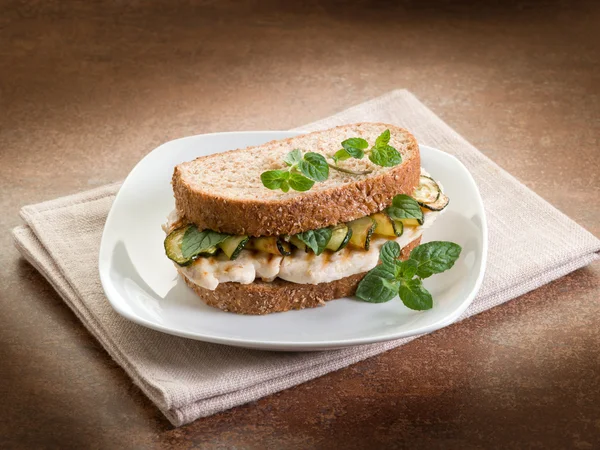 Sandwich with grilled chicken and sauteed zucchinis — Stock Photo, Image