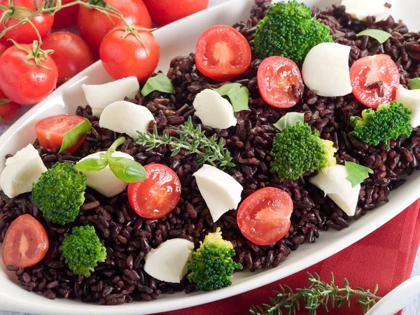 Rizoto s černá rýže brokolice rajčata mozzarella, zdravé jídlo — Stock fotografie