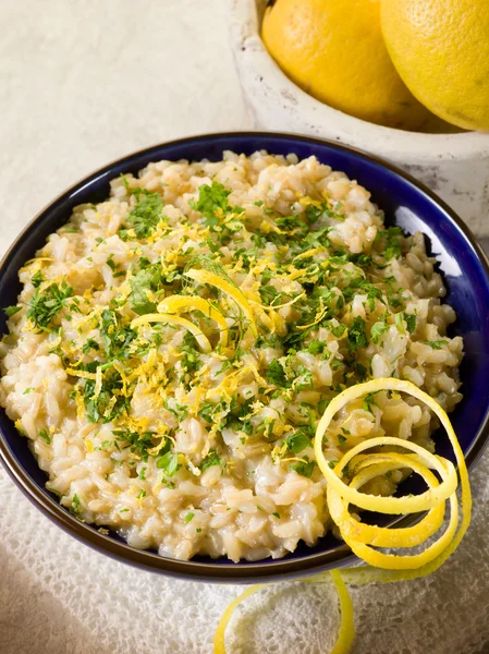 Risotto dengan lemon dan peterseli, makanan sehat — Stok Foto