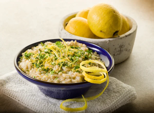 Risotto con limón y perejil, comida saludable — Foto de Stock