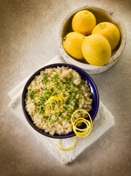 Risotto con limón y perejil, comida saludable —  Fotos de Stock