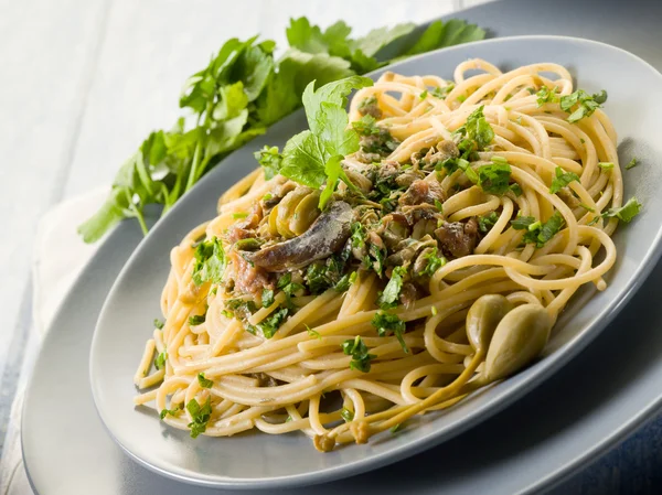 Espaguete com salsa de anchovas e alcaparras — Fotografia de Stock