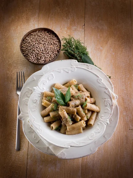 Pasta med röda linser olivolja och peppar — Stockfoto