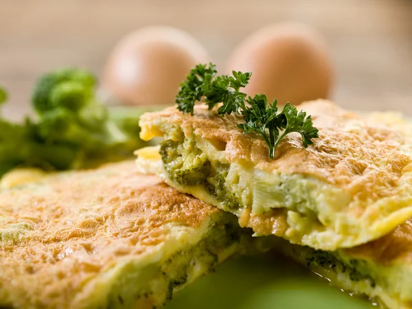 Yeşil çanak üzerinde brokoli ile omlet — Stok fotoğraf