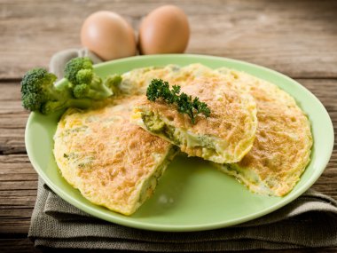 Yeşil çanak üzerinde brokoli ile omlet