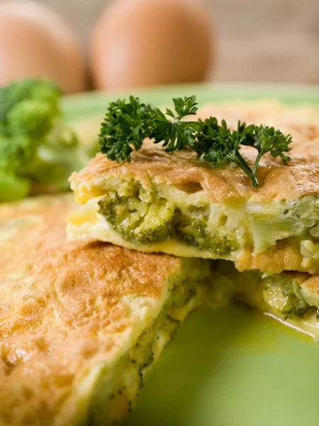 Omelette with broccoli on green dish — Stock Photo, Image