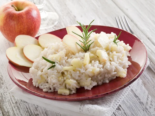 Risotto med äpple, hälsosam mat — Stockfoto