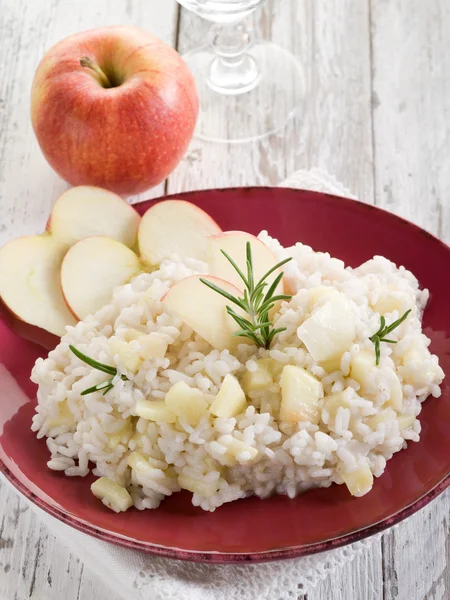 Risotto med äpple, hälsosam mat — Stockfoto