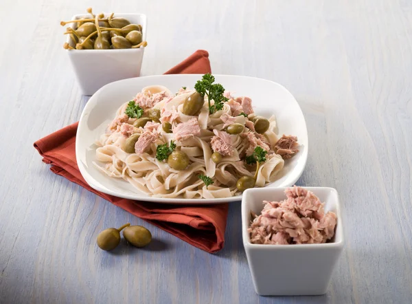 Tagliatelle con tonno e capperi, pasta sana — Foto Stock