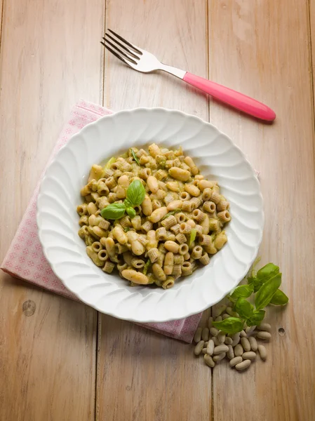 Pasta med pesto och bönor — Stockfoto