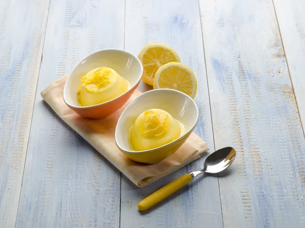 Лимонне морозиво — стокове фото