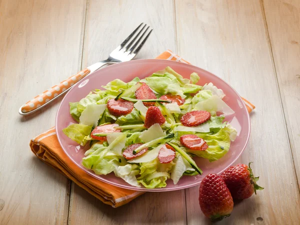 Salad with lettuce zucchinis parmesan cheese and strawberries — Stock Photo, Image