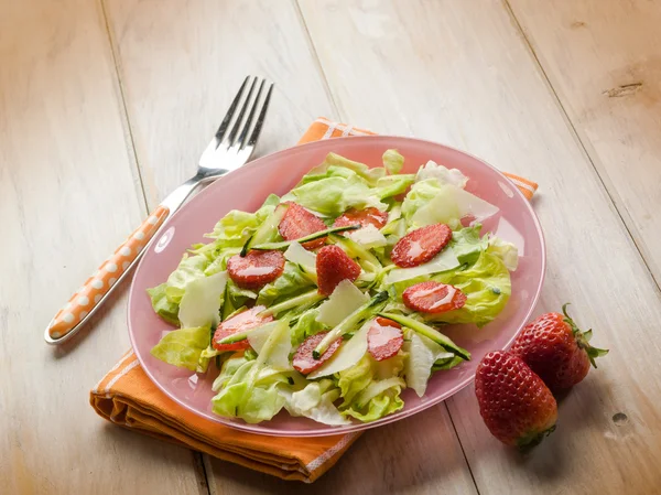 Salad with lettuce zucchinis parmesan cheese and strawberries — Stock Photo, Image