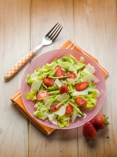Салат с салатом цуккини с сыром пармезан и клубникой — стоковое фото