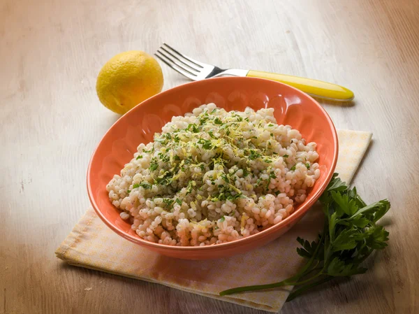 Korn risotto med citronskal och peppar — Stockfoto