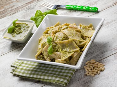 pesto sos, geleneksel İtalyan tarifi ile testaroli