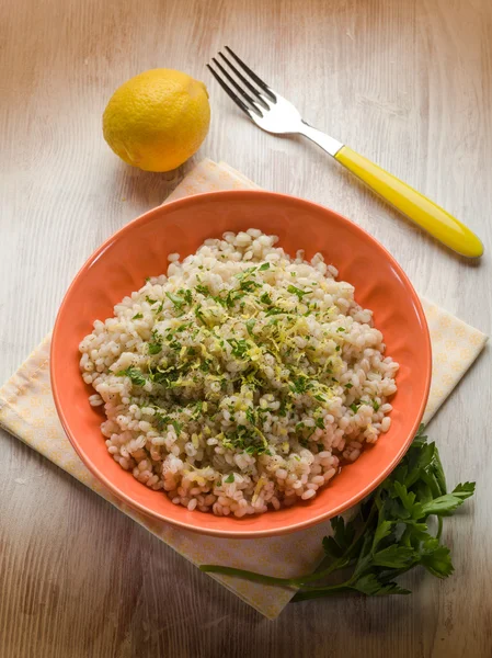 Gerst risotto met citroenschil en peper — Stockfoto