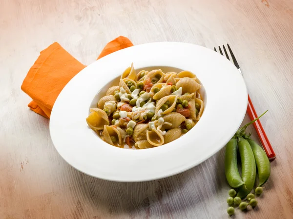 Macarrão com mussarela ervilhas e tomates frescos — Fotografia de Stock