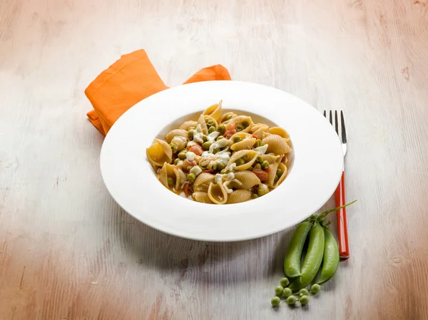 Pasta met mozzarella verse erwten en tomaten — Stockfoto