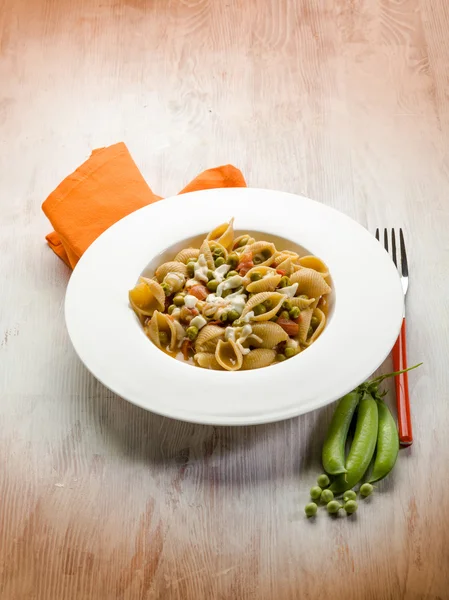 Macarrão com mussarela ervilhas e tomates frescos — Fotografia de Stock