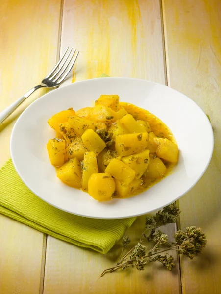 Potatoes salad with saffron and oregano — Stock Photo, Image