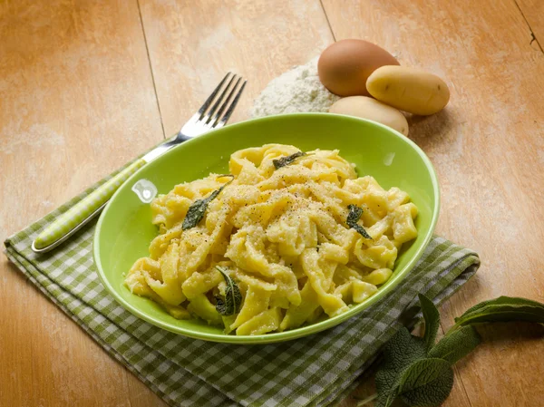 Ev yapımı tagliatelle tereyağı adaçayı ve parmesan peyniri ile — Stok fotoğraf